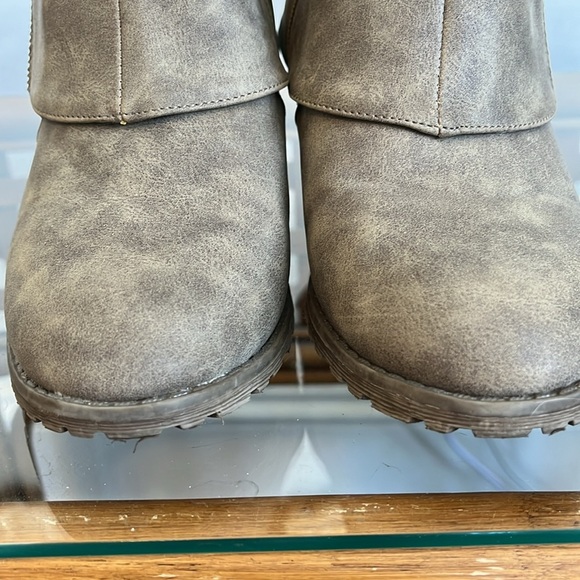 Mukluks Tan & Dark Brown Faux leather Boots w/side zipper & knit detail Size 8 - Picture 8 of 17